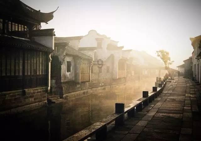 挂脖小衫搭高腰紧身牛仔裤,简约清新,尽显小蛮腰的美,你觉得时尚吗?互动社区 - 红迪网